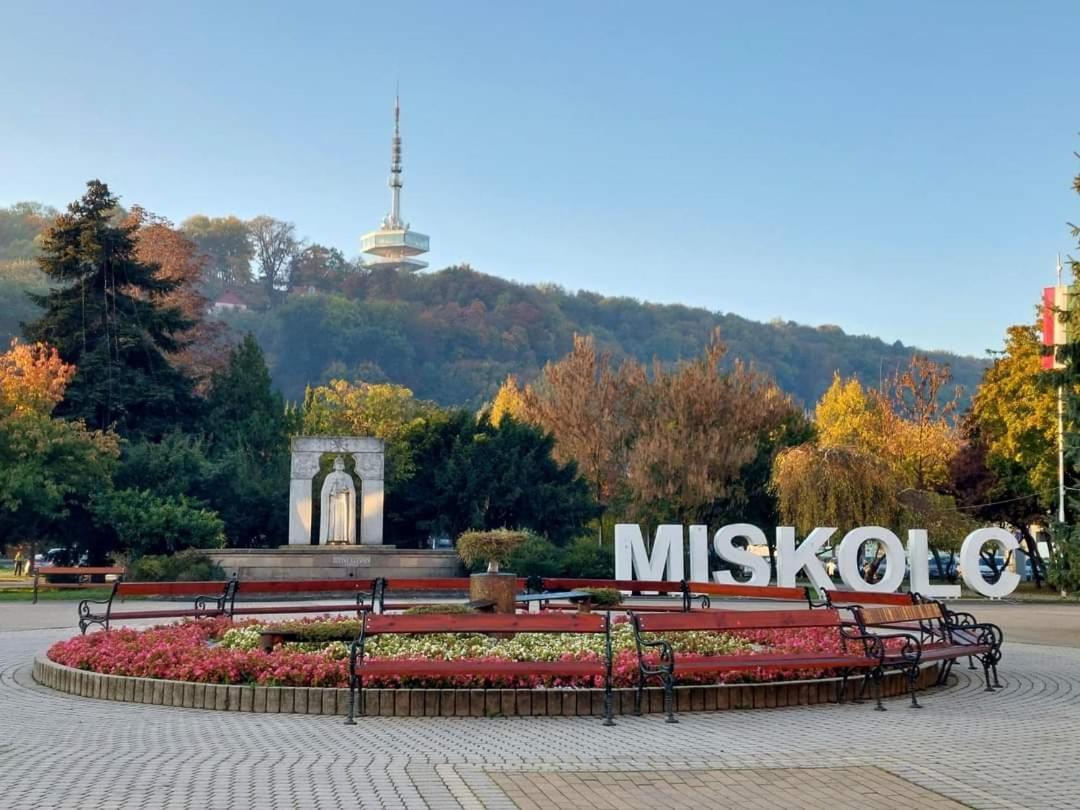 Julia Apartman Miskolc Exterior photo